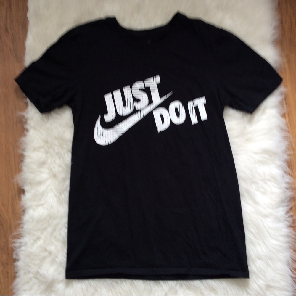 NIKE TEE SMALL BLACK AND WHITE